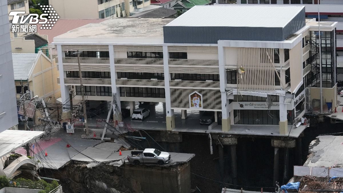 泰國曼谷市區瓦吉拉醫院前方,24號出現巨大天坑,導致建築物地基外露,緊急疏散3500名病患。(圖/達志影像美聯社)