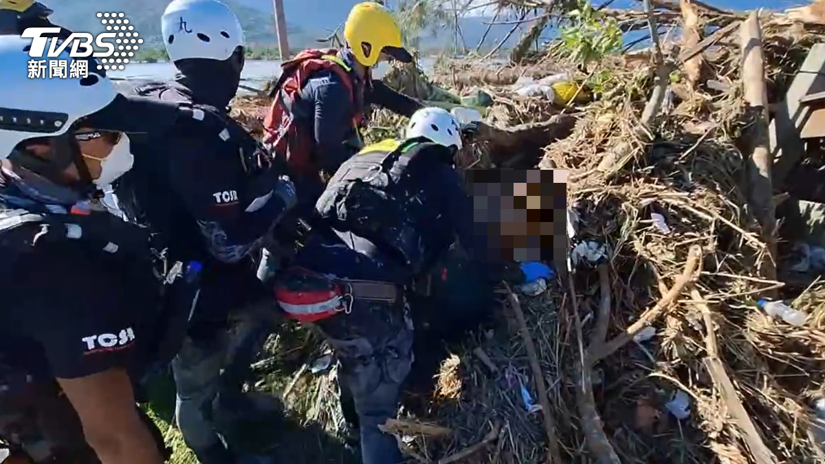 馬太鞍溪堰塞湖釀災!台中特搜隊拜完土地公 土堆尋獲1男遺體