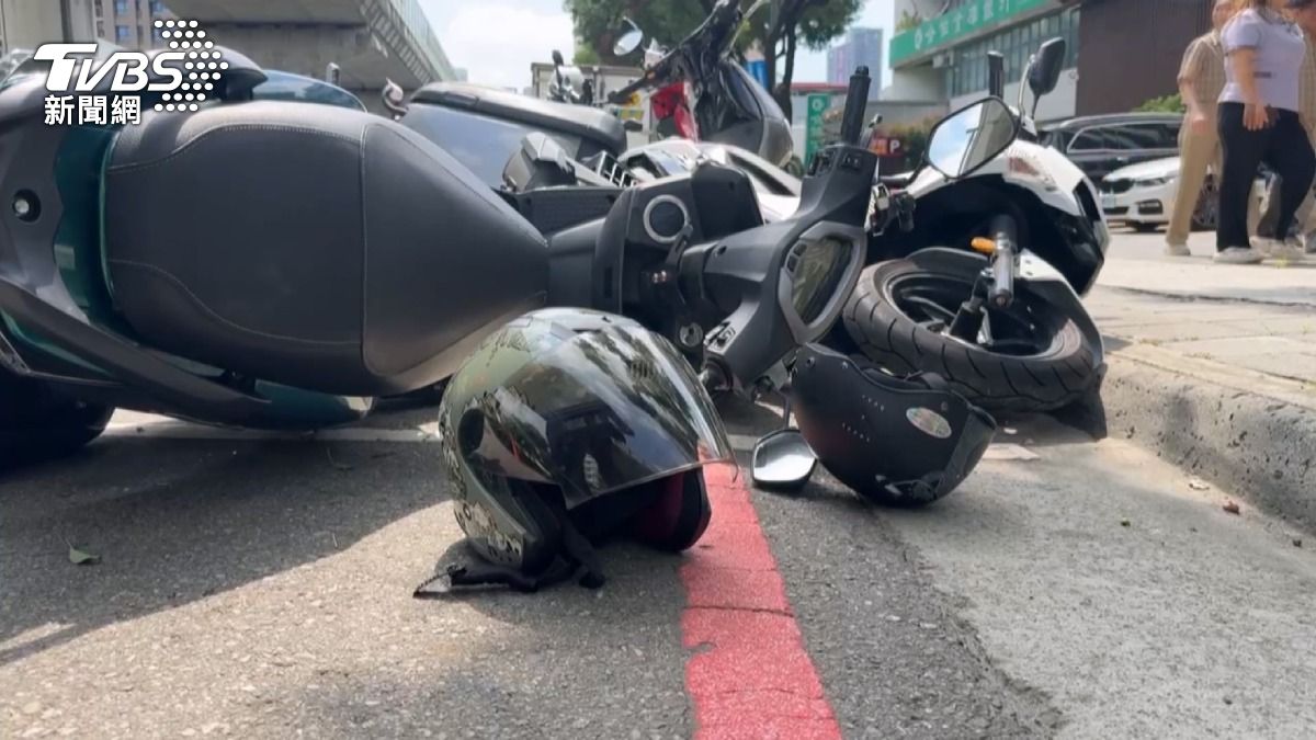 母女騎車雙載與油罐車發生碰撞!後座58歲母傷重不治。(圖/TVBS)