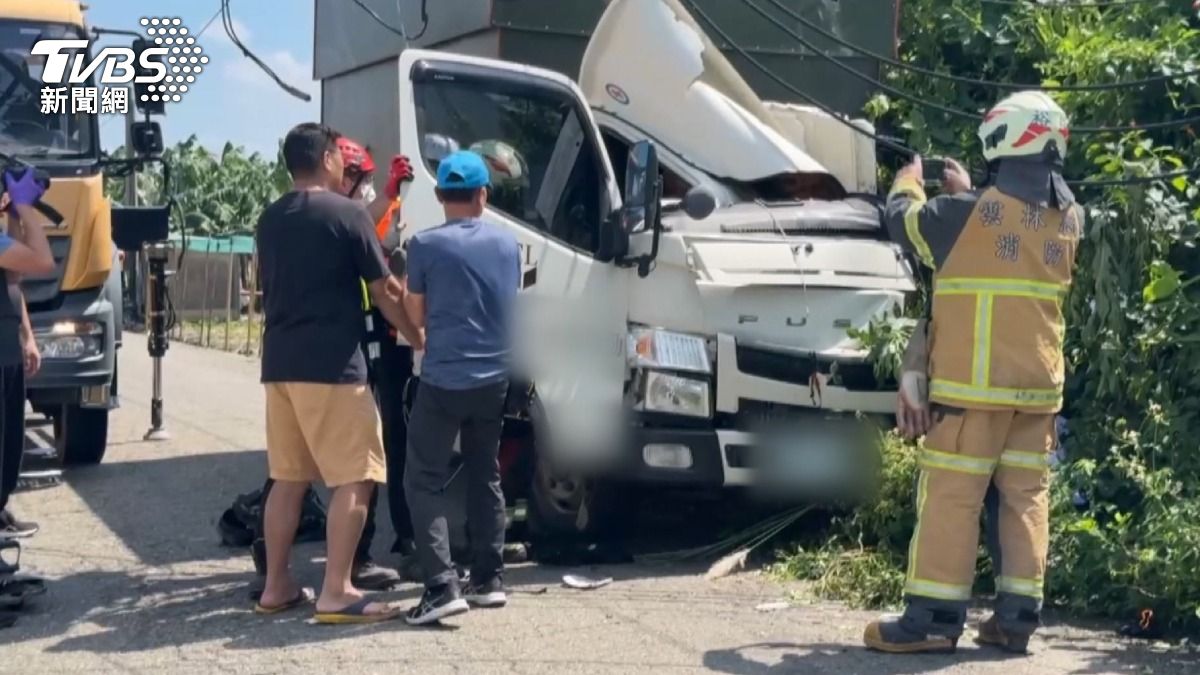 自撞電桿!雲林50歲駕駛夾困死亡。(圖/TVBS)