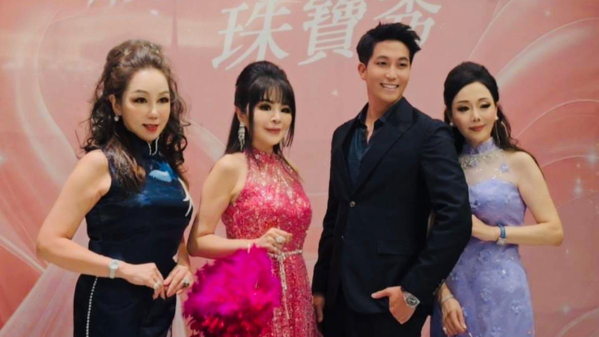 吳翔震昨晚在台北世界旗袍協會獻唱。(圖/經紀人提供)