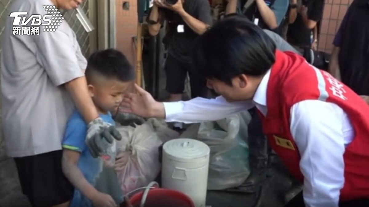 總統賴清德前往花蓮光復勘災，見男童臉沾汙泥，他撫臉頰問「你臉怎麼那麼黑？」（圖／TVBS）