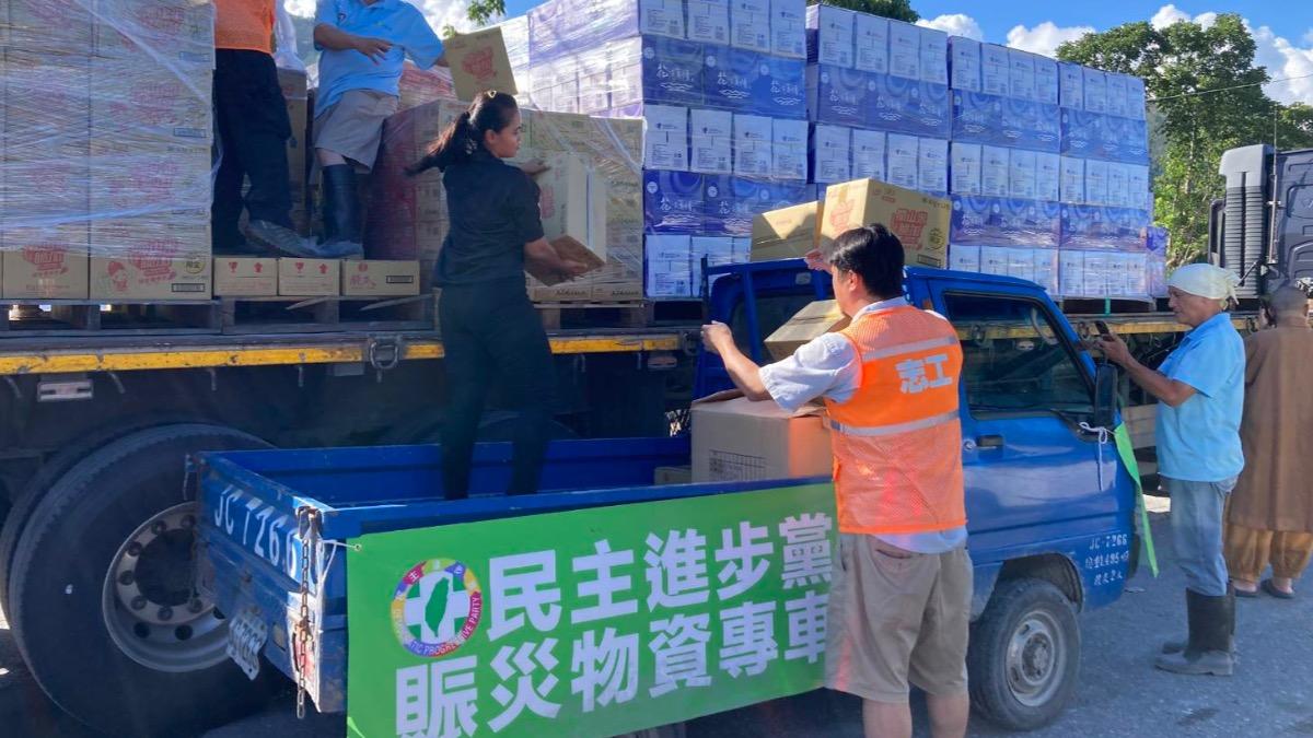 民進黨將物資送進花蓮光復鄉 周末組志工團協助災民清理家園
