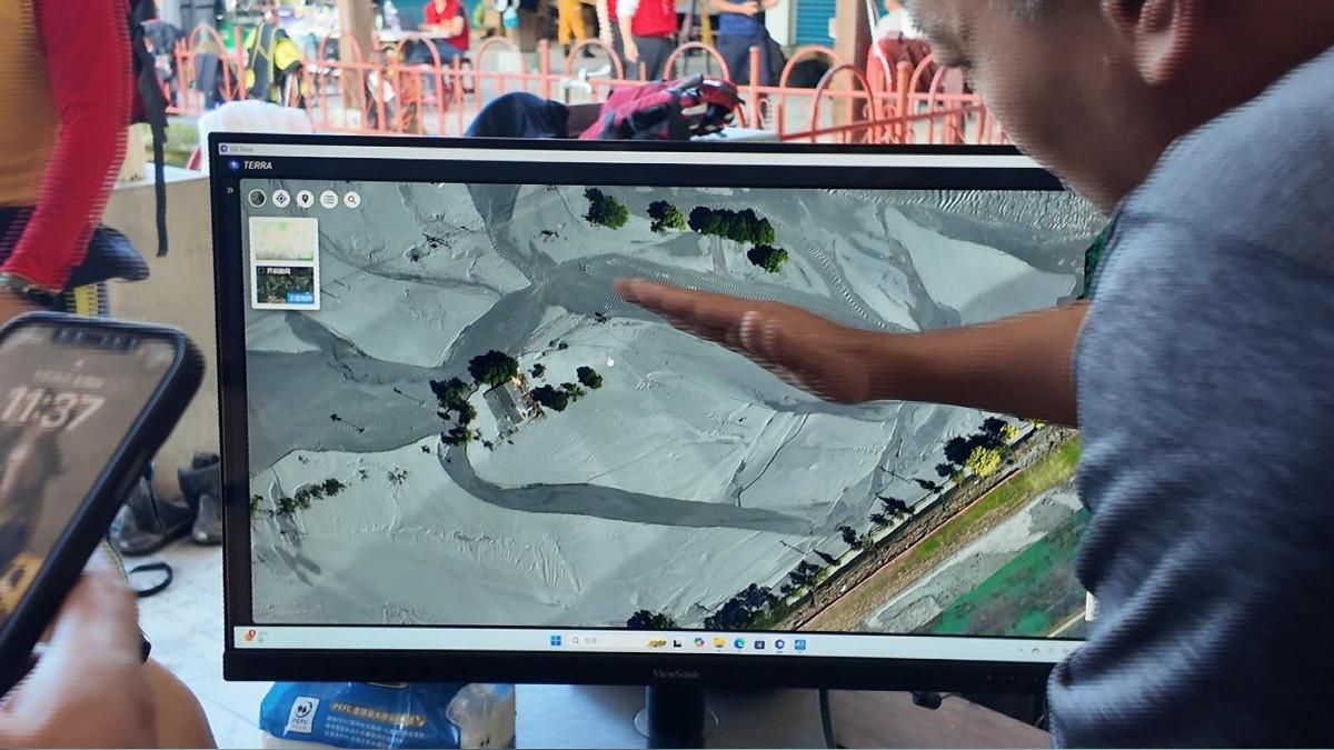 「空拍3D建模」分析地形環境挺進災區搶救。(圖/屏東縣特搜大隊提供)