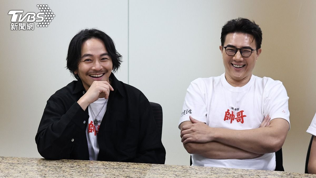 蔣偉文(右)畫老妝被造型師虧一句破防。(圖/張哲鳴攝)