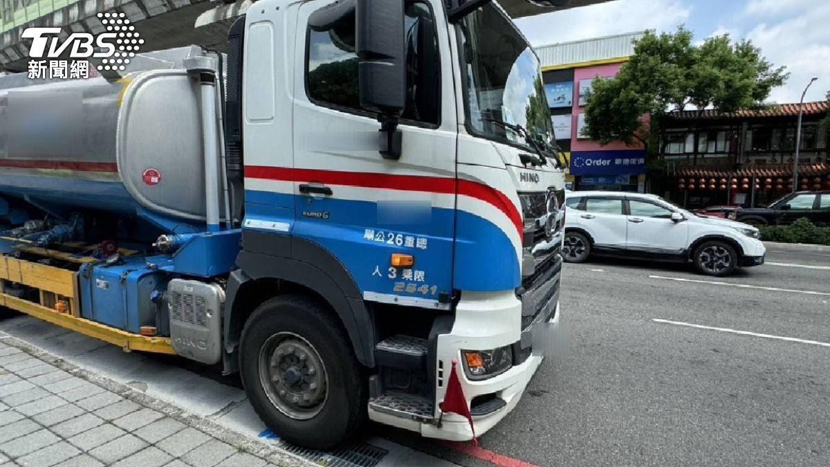 兩人行經文心路三段71號前時,不知何故與陳男的油罐車碰撞。(圖/TVBS)