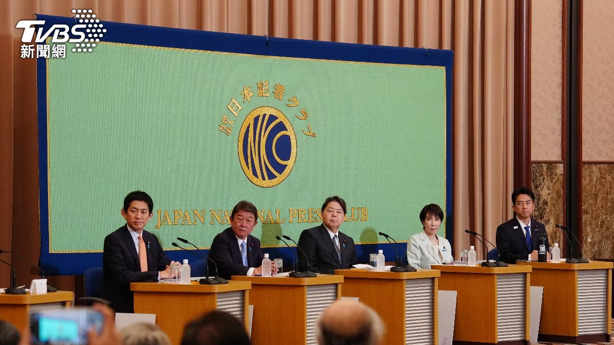 日本自民黨總裁選舉候選人出席在日本記者俱樂部舉行的公開辯論會。(圖/達志影像美聯社)