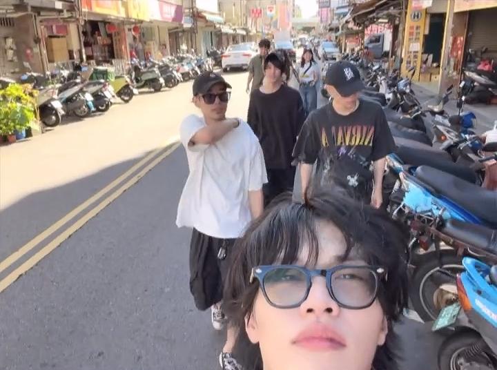 團體來到台灣後也先在台北街頭走走，最前方為主唱柳田周作。（圖／翻攝自柳田周作IG）