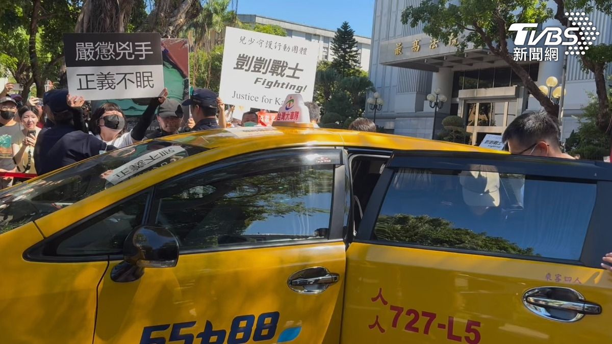 社工陳尚潔今天戴著帽子下計程車。（圖／潘千詩攝）