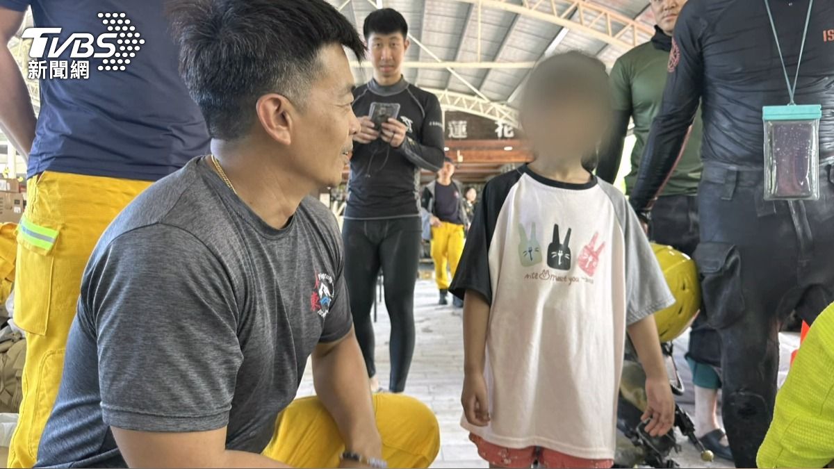 回憶當時救難人員破屋頂救人!小忻看到救兵喊「喔YA」。(圖/TVBS)