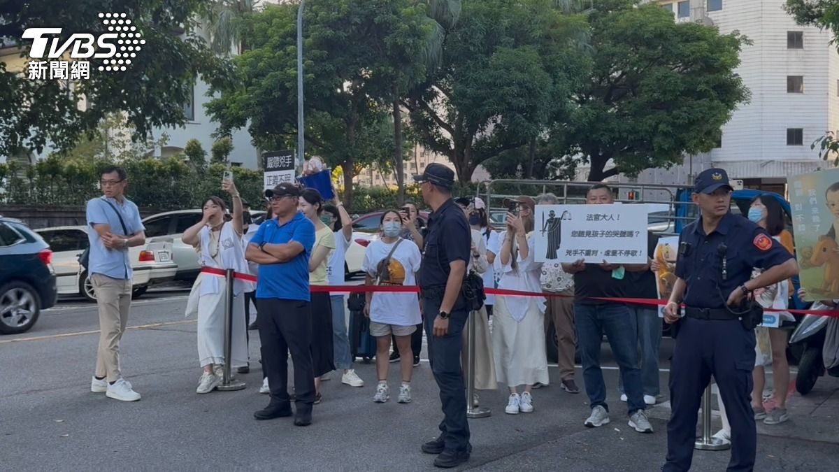 剴剴戰士站在法院外高舉標語。（圖／潘千詩攝）