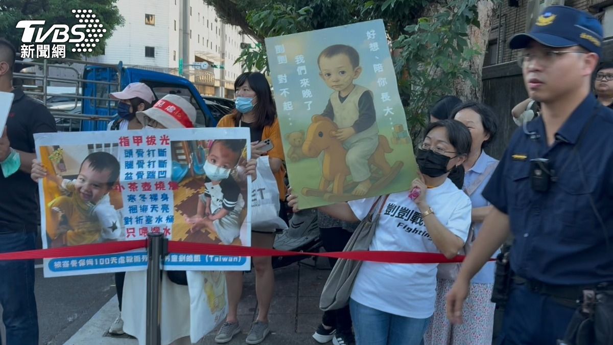 剴剴戰士站在法院外高舉標語。（圖／潘千詩攝）