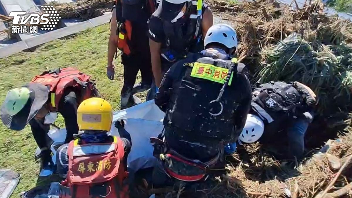 男疑遭洪水沖走，特蒐人員於馬太鞍溪旁尋獲遺體，罹難斷木堆。（圖／TVBS）