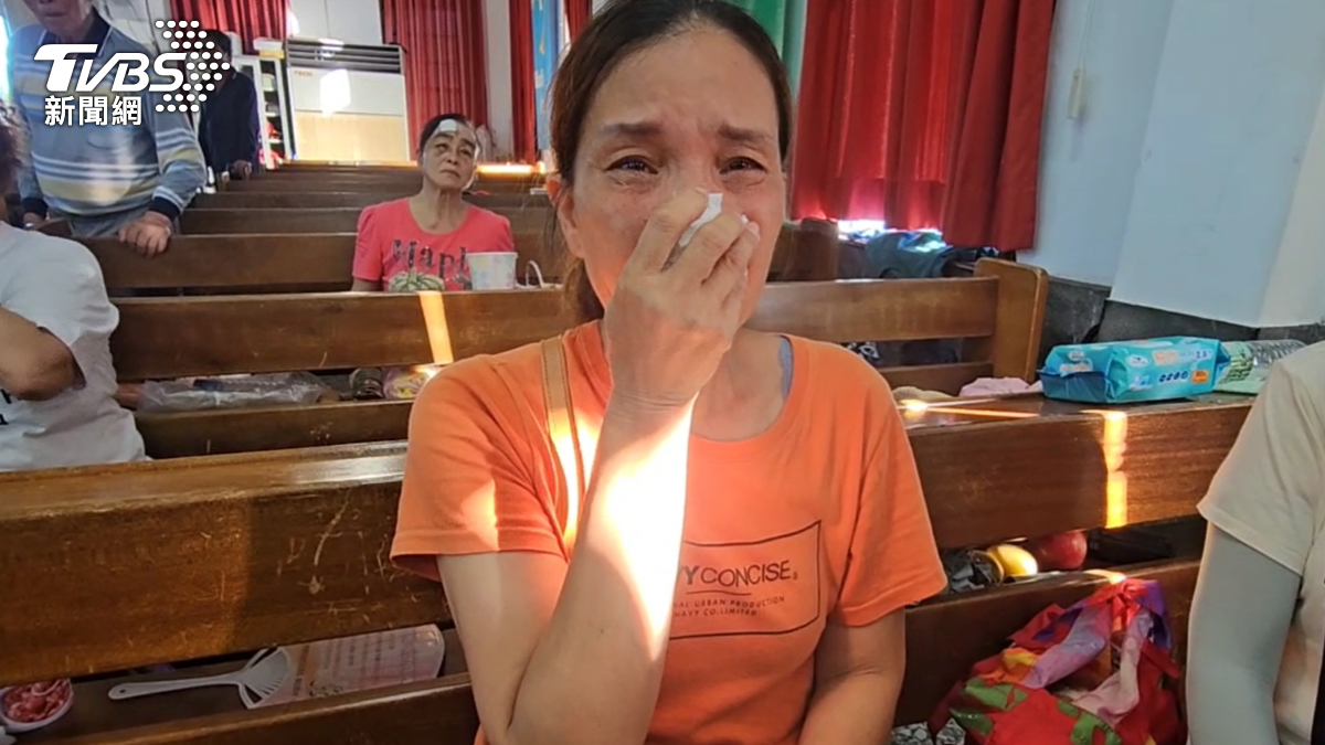 災民哭訴家園被洪水沖毀，重建之路漫長，民宿旅館能住多久？（圖／TVBS）