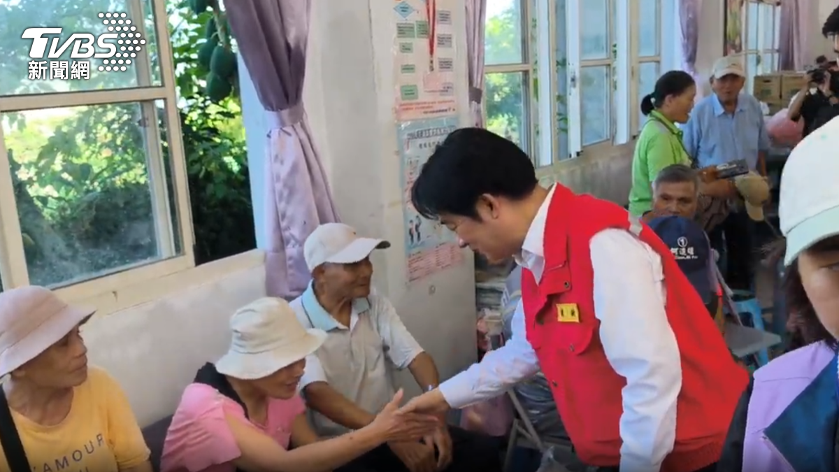 總統賴清德到馬太鞍教會慰問，允諾中央可補助災民的旅宿費。（圖／TVBS）
