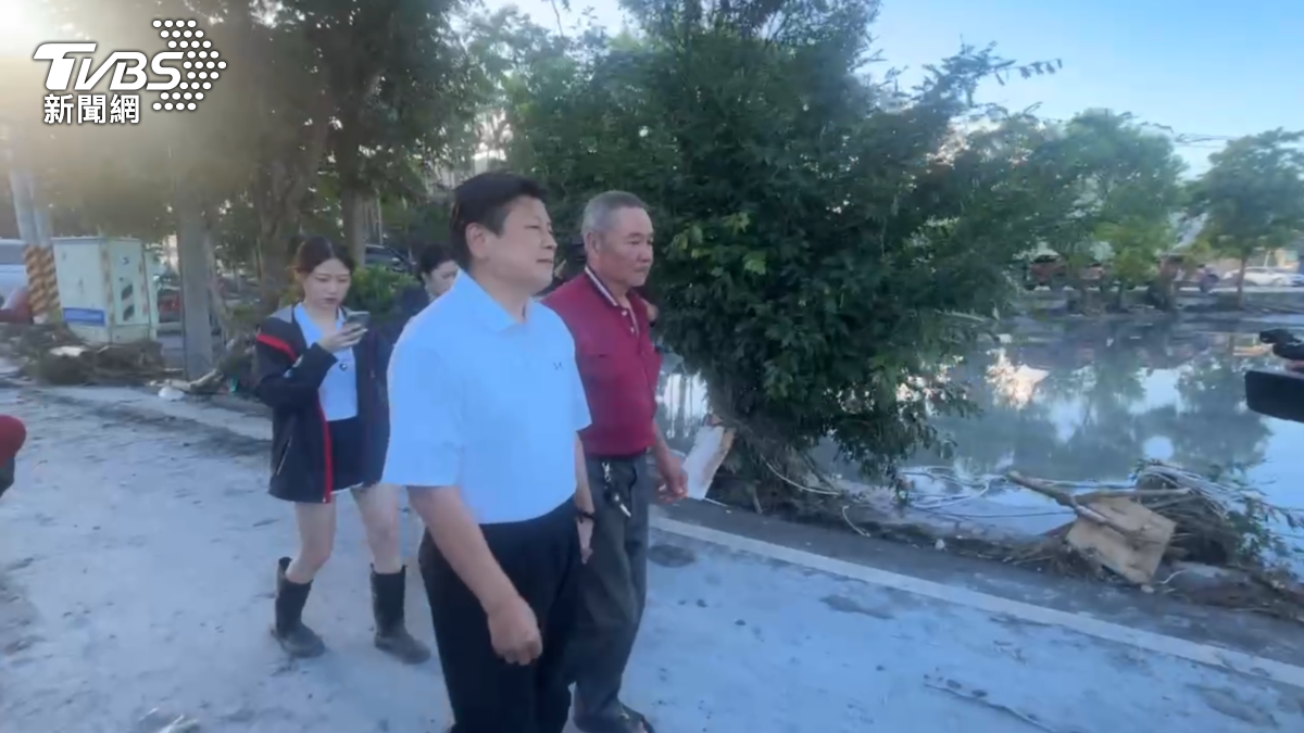 傅崐萁陪同罹難者家屬到佛祖街，希望能盡速找到87歲黃秀阿嬤。（圖／TVBS）