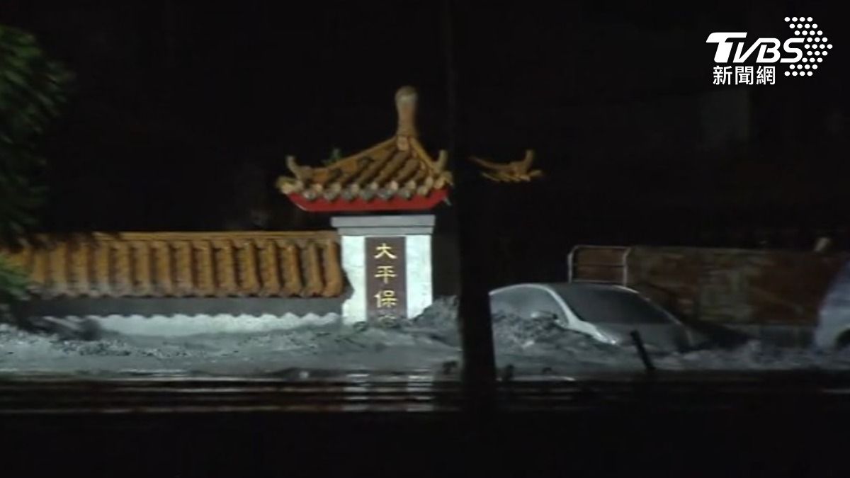 又淹水! 光復鄉保安寺周遭「泥流」沖不斷。（圖／TVBS）