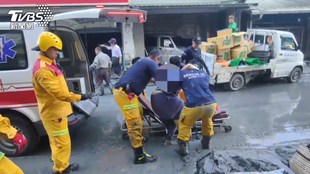 台南特搜隊出動17人，在民宅協助一位象腿病患者送醫治療。（圖／TVBS）