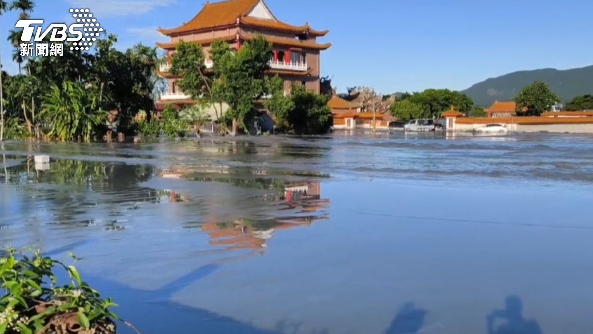 光復鄉街道自24日起就開始淹水。（圖／TVBS）