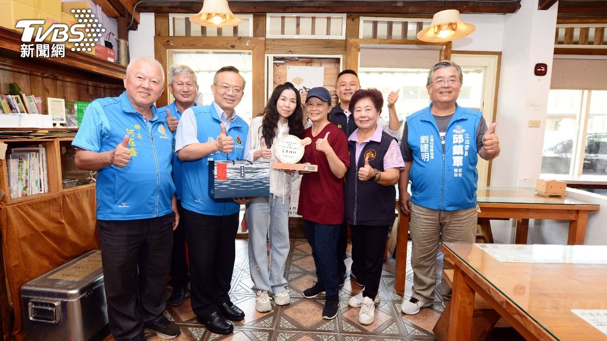入選500輯美食指南 苗栗縣長夫人頒獎恭賀