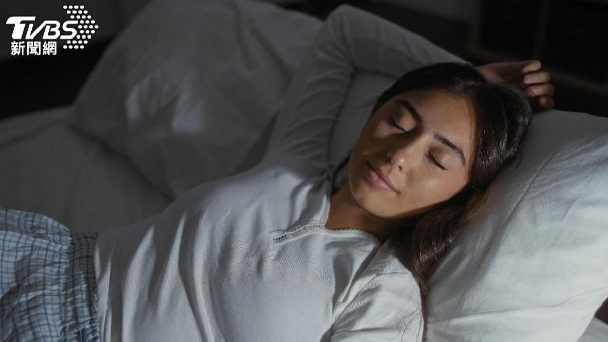 充足睡眠與水分補充對減肥有很大的影響。(示意圖/shutterstock達志影像)