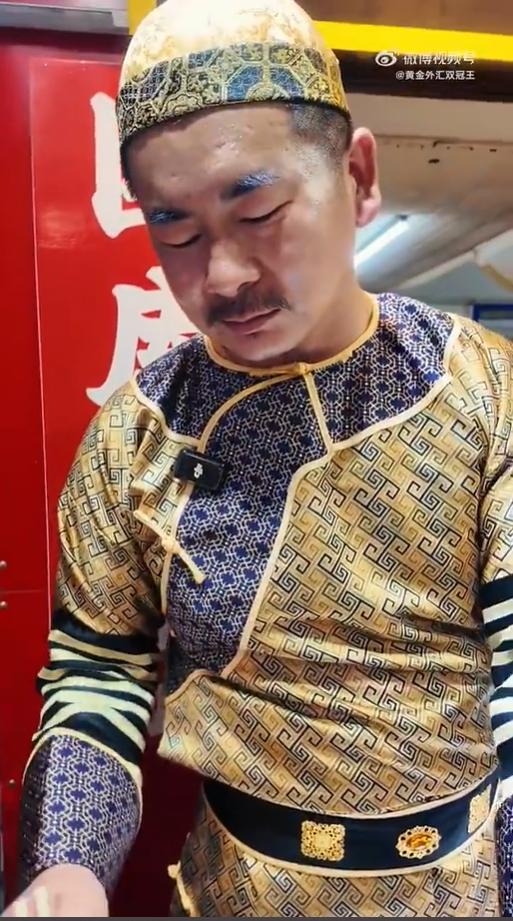 臭豆腐攤爆紅後,葉老闆透露業績好了一半左右。(圖/翻攝自微博)