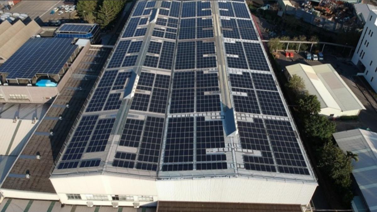 中華汽車透過太陽能發電、電池回收儲能及AI智慧檢測等技術向淨零碳排目標邁進。(圖/中華汽車提供)