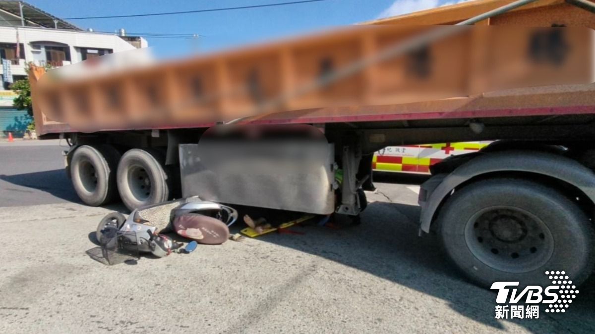 又是視線死角！彰化砂石車右轉沒看到　7旬騎士遭捲巨輪輾斃