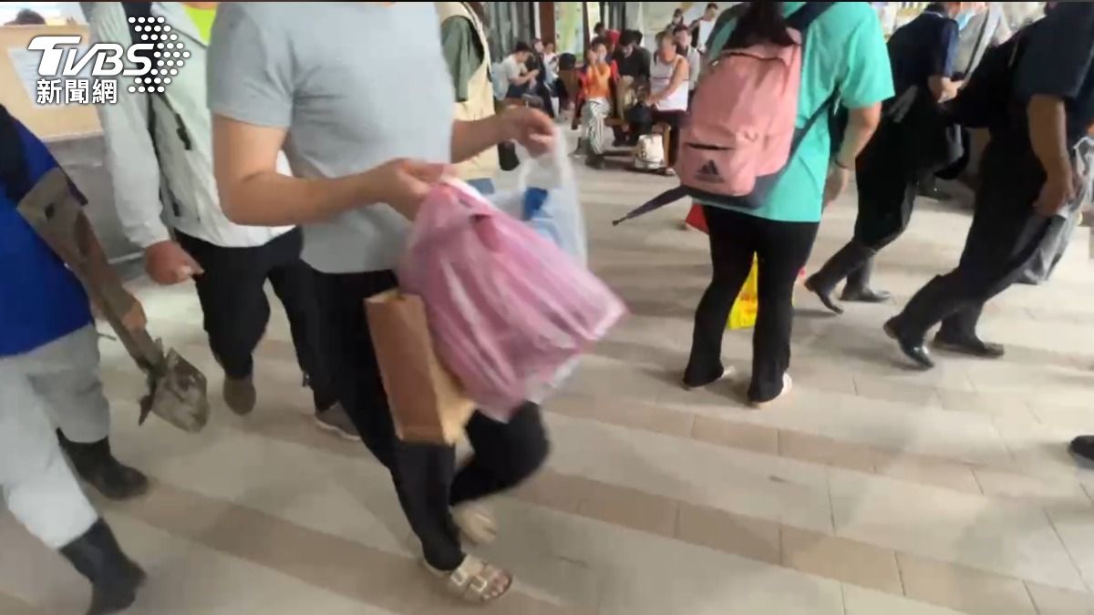 光復車站湧入不少熱心民眾。(圖/TVBS)