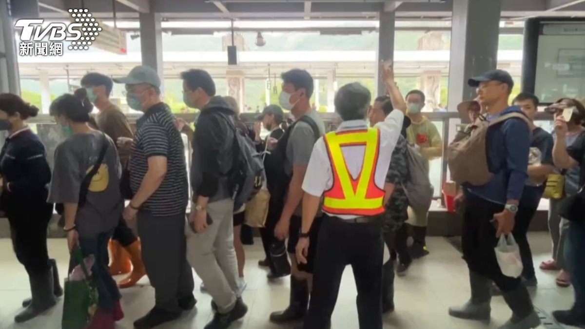暖心！光復車站一早湧大批人潮　熱心民眾抱物資、提用具賑災