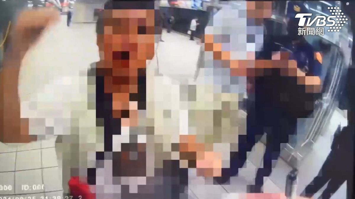 高捷警察到場時,被打的白衣男子描述事發過程,表示好委屈。(圖/TVBS)