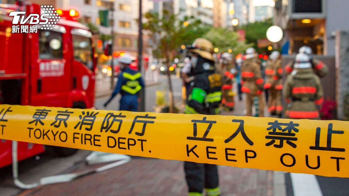 東京一座公寓因為行動電源爆炸,陷入火海。(示意圖/Shutterstock達志影像)