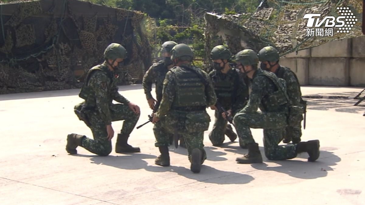 明年志願役人員預算員額短少6784人,學者指出形同少了兩支聯兵旅兵力,也使得主戰部隊編現比危機再現。(圖/TVBS)