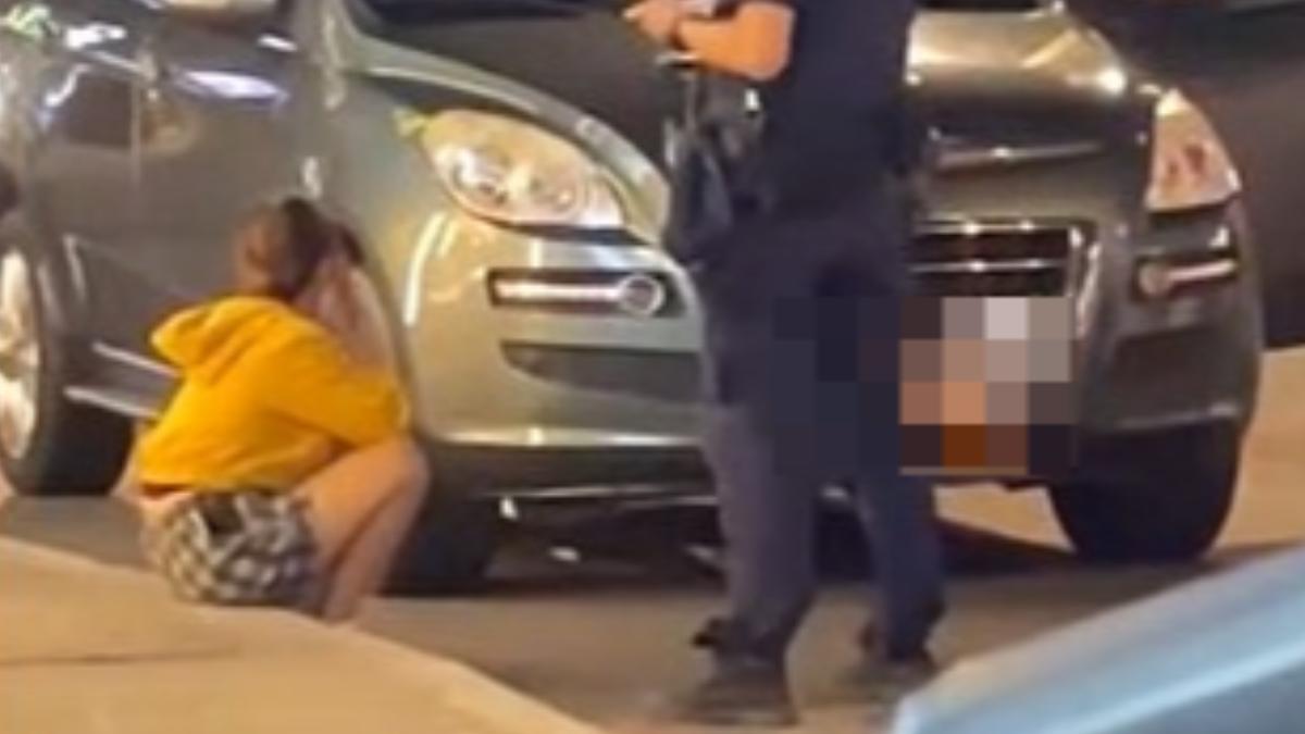 女駕駛被獨留在路邊。(翻攝自記者爆料網)