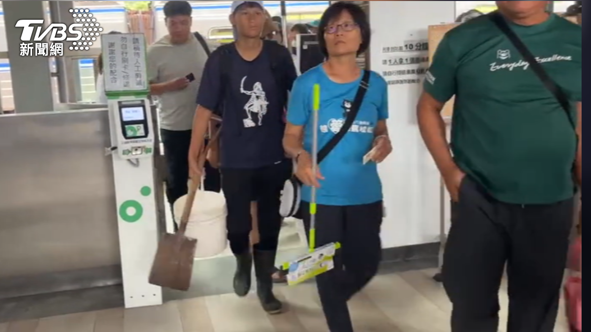 花蓮光復車站湧現協助救災的民眾。（圖／TVBS）