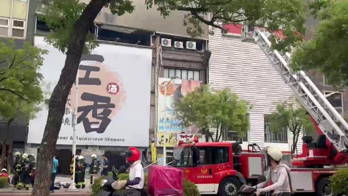 快訊/西門町中華路火警 濃煙遮蔽天空雲梯車搶救