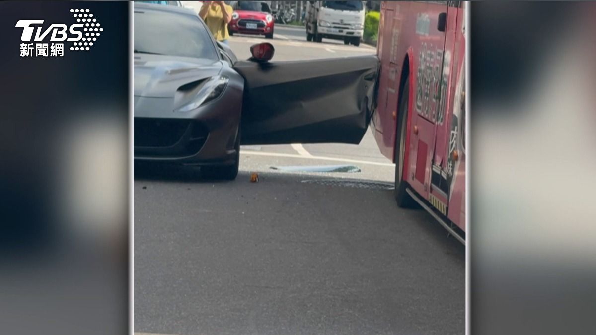 法拉利違停開車門遇公車!「2000萬跑車」瞬間毀容 修車費出爐。(圖/翻攝黑色豪門企業)
