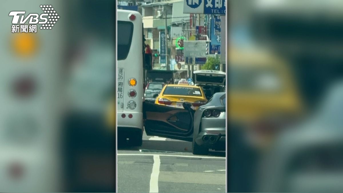 法拉利違停開門擦撞公車 維修費恐破50萬。(圖/翻攝黑色豪門企業)