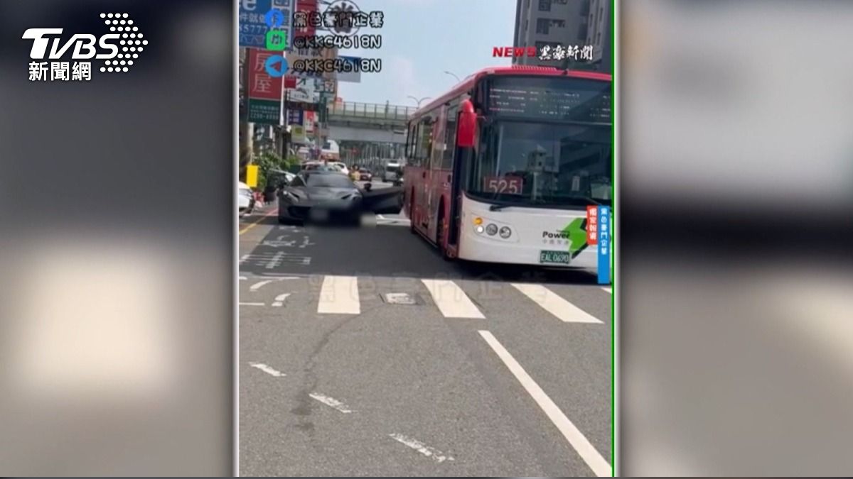 法拉利違停開門擦撞公車 維修費恐破50萬。(圖/翻攝黑色豪門企業)