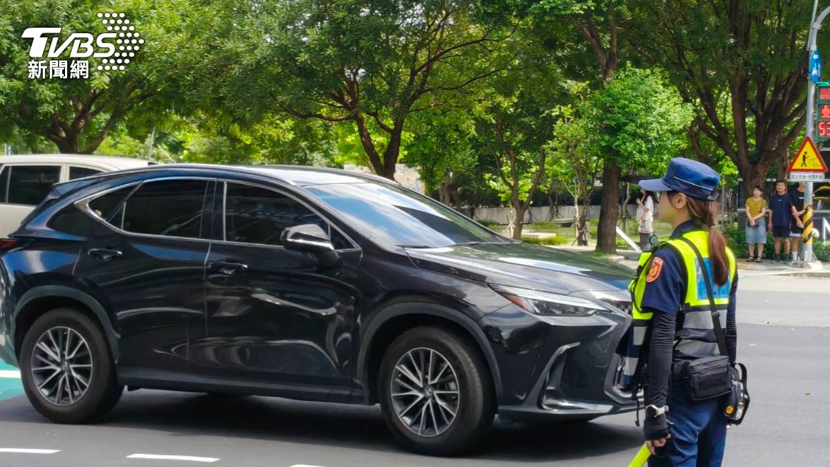 第六分局規劃於假日尖峰時段，視現場車流狀況，啟動「斷流管制」。（圖／TVBS）
