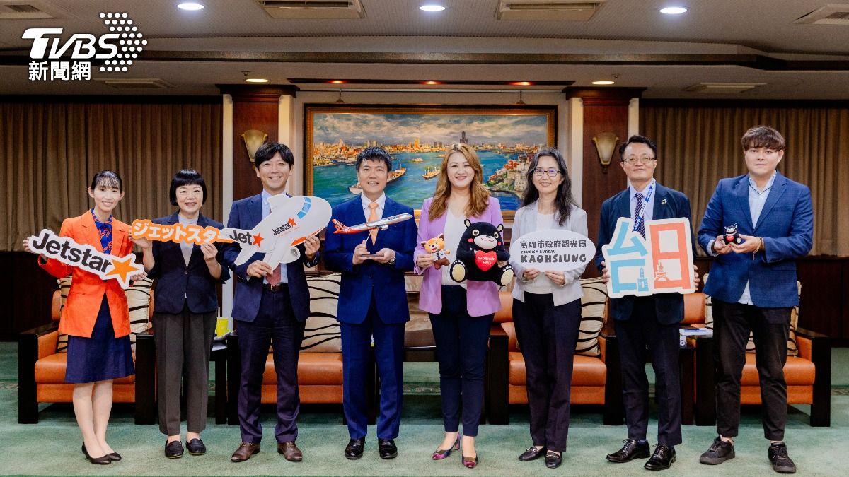 捷星日本航空代表董事兼總經理田中正和(左二)率領團隊拜會高雄巿府。(圖/TVBS)