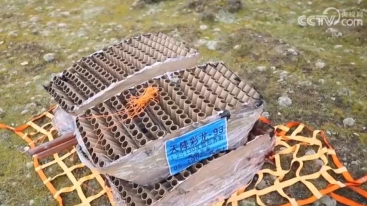 大陸央視直擊西藏喜馬拉雅山有大量蔡國強煙火秀殘留物。(圖/大陸央視)