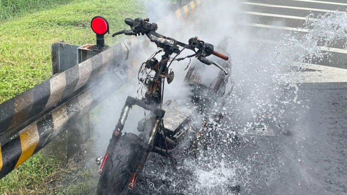 新北微型電動二輪車突起火「燒剩骨架」 印尼男等紅燈急跳車