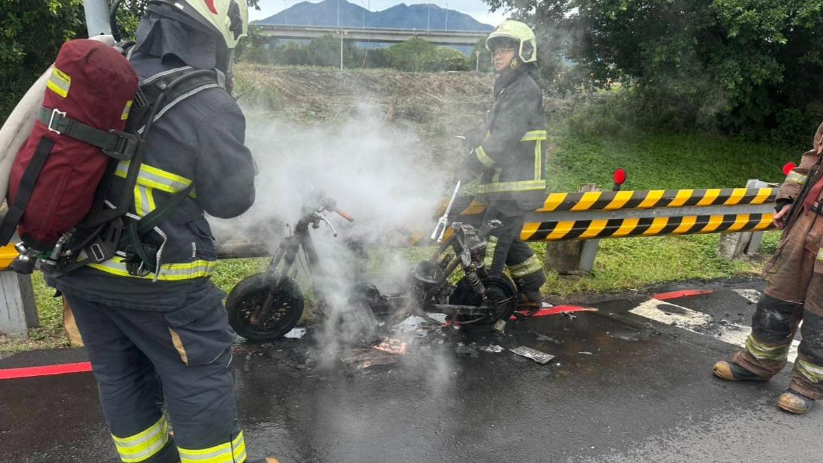 整輛車燒剩骨架。（圖／翻攝畫面）