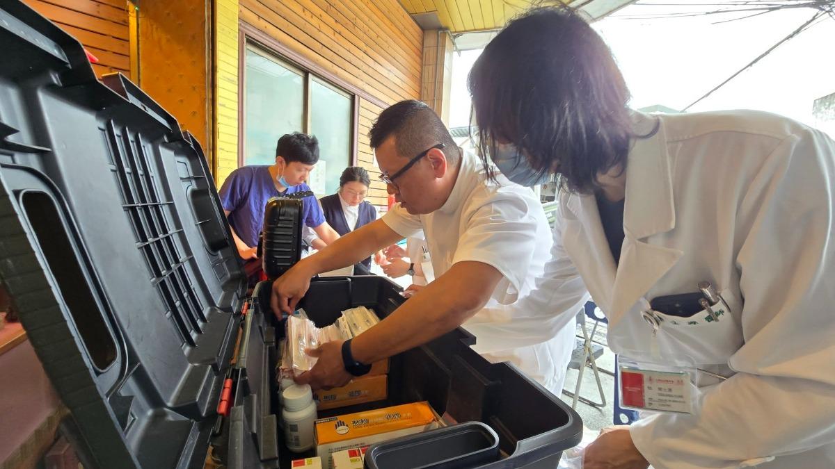 醫療人員不眠不休替光復村民服務。（圖／花蓮慈濟醫院提供）