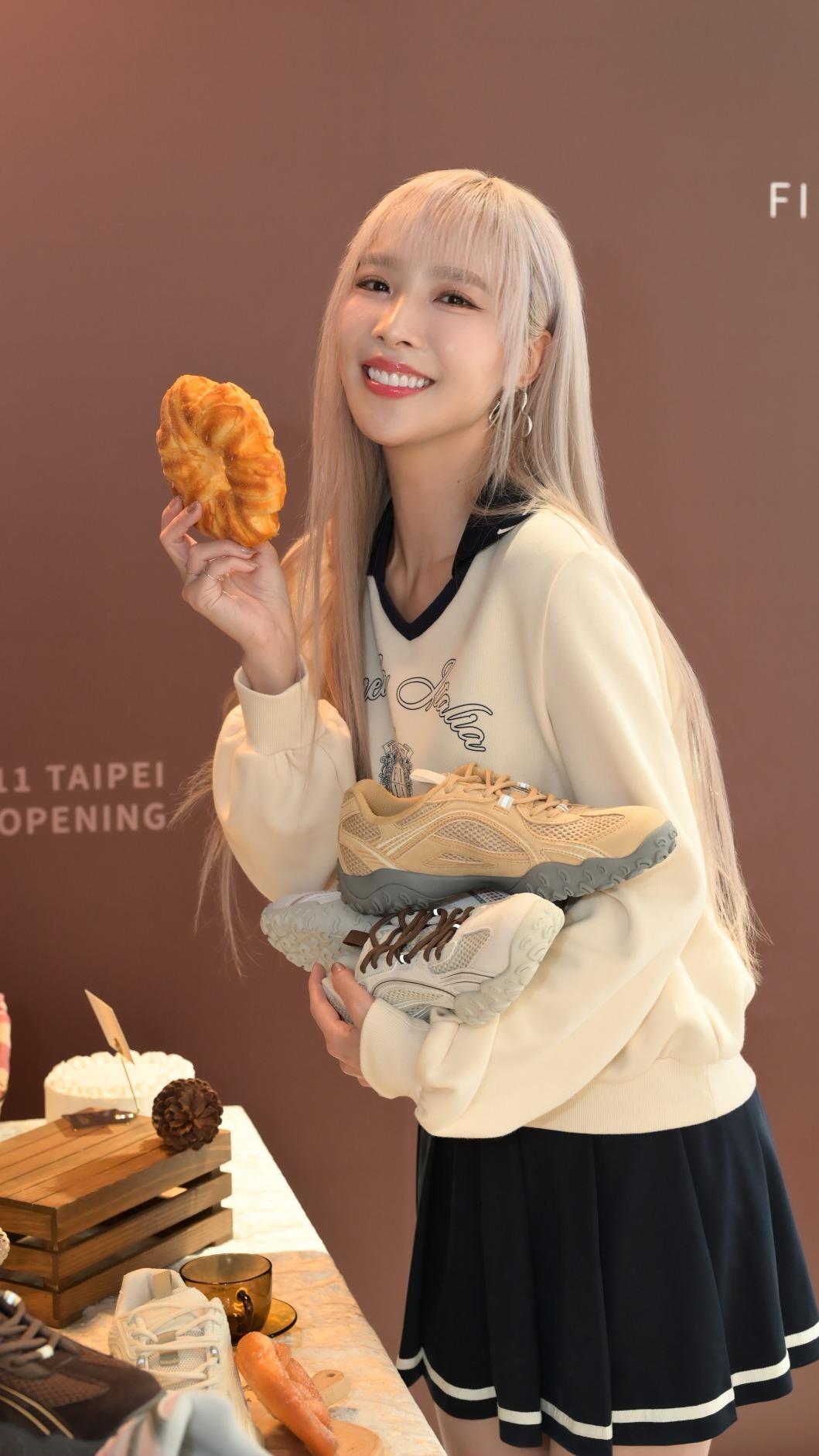 Rina愛吃麵包。(圖／斐樂股份有限公司提供）