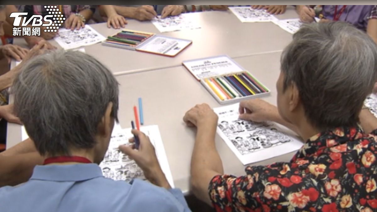 長者動腦學習繪畫（圖／ＴＶＢＳ）