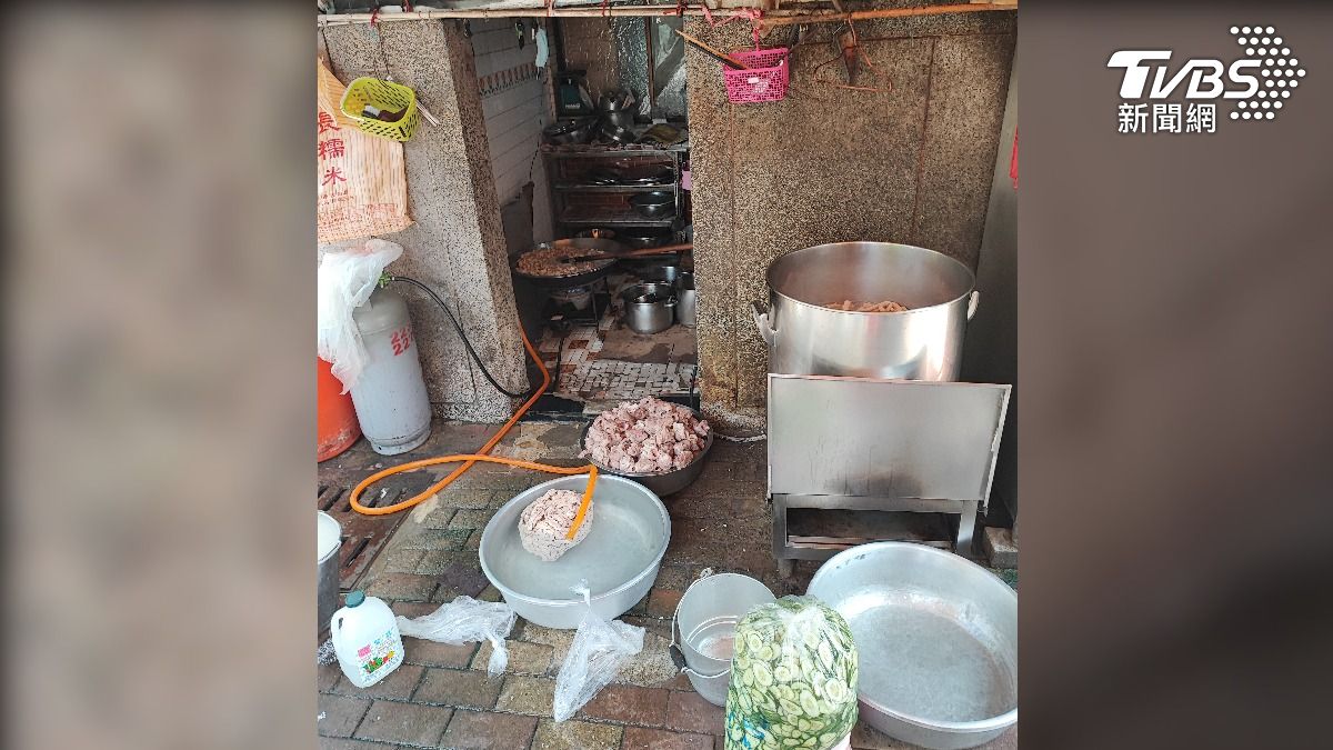 台南知名米糕店,被爆出製作環境髒亂,烹煮器具、食材隨地放置(圖/TVBS)