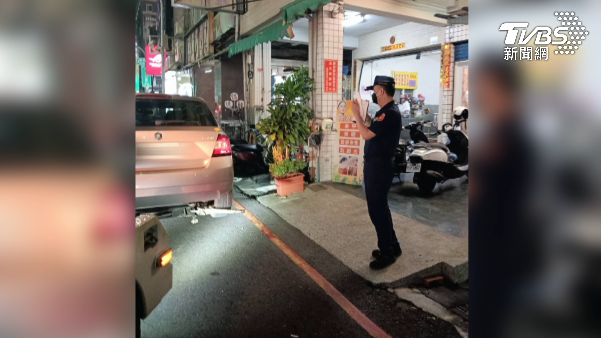 車子故障停黃線,遇警開單準備拖吊,女車主控訴警方不相信還出言嘲笑,交大道歉了。(圖/TVBS)