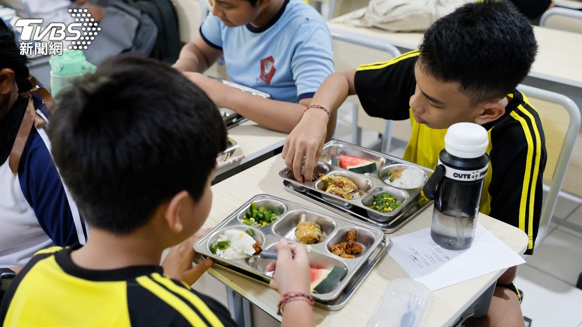印尼有上千名學童吃完政府的免費午餐後,集體食物中毒。(圖/達志影像歐新社)